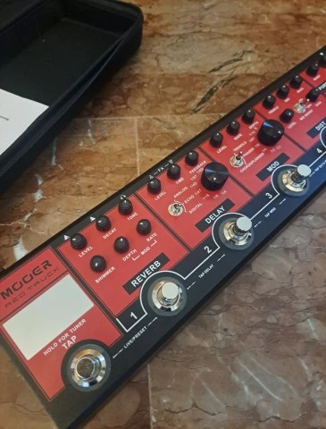 Mooer red truck