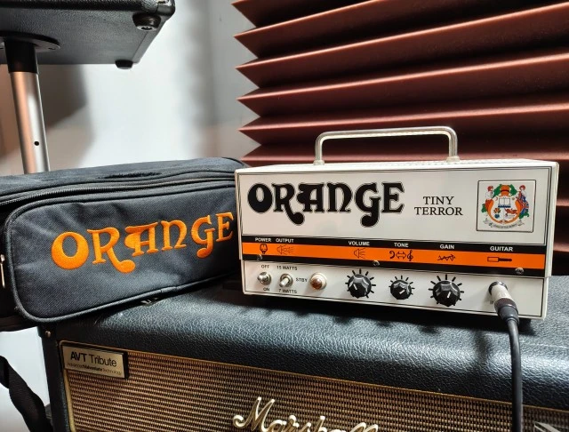 Orange tiny terror με το βαλιτσάκι του