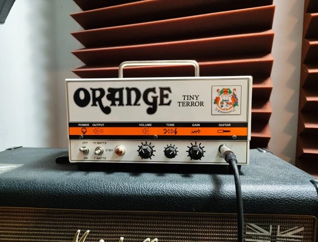Orange tiny terror με το βαλιτσάκι του