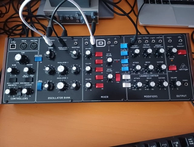 Behringer model D