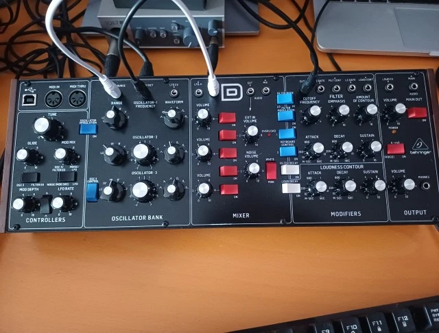 Behringer model D