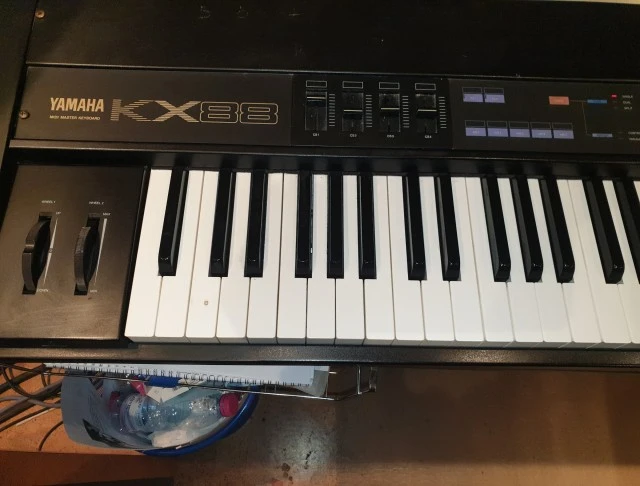 YAMAHA KX-88 FULLY WEIGHTED MIDI CONTROL