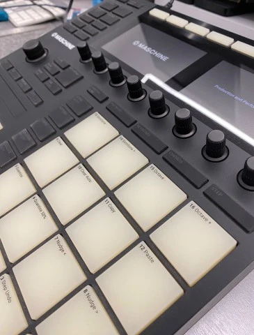 Native Instruments Maschine MK3 με stand