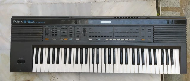 Synthesizer  ROLAND E-20