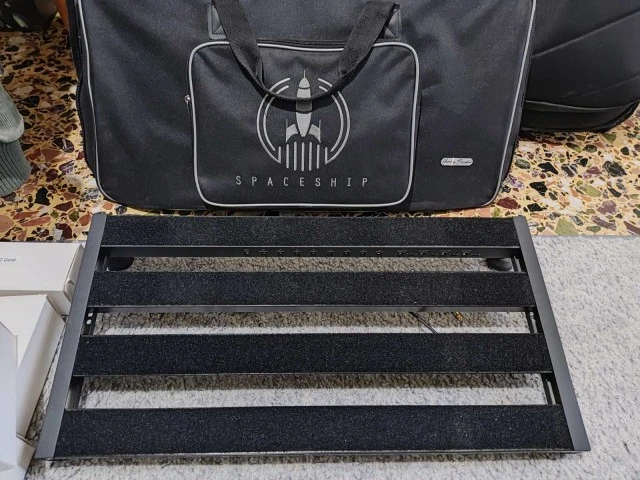 Harley Benton Spaceship Power 60 Pedalboard