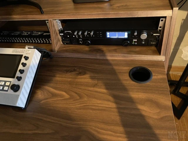 Studio Production desk σαν το Platform