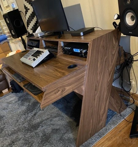 Studio Production desk σαν το Platform