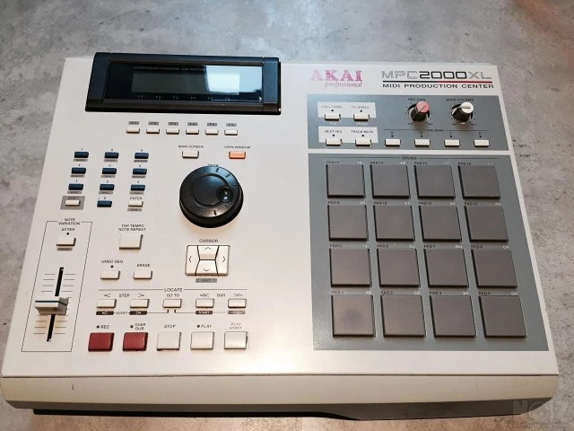 AKAI MPC 2000XL (8OUTS/FLOPPY DISK)