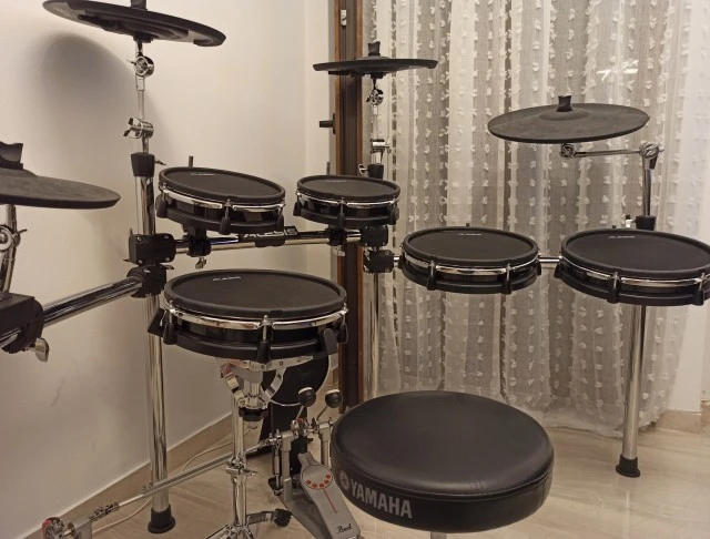 ALESIS DM10 MKII PRO + PEARL ΔΙΠΕΤΑΛΟ + YAMAHA ΚΑΘΙΣΜΑ