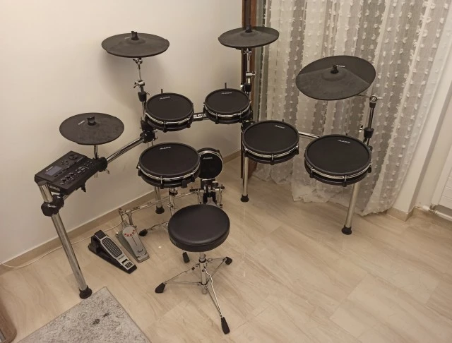 ALESIS DM10 MKII PRO + PEARL ΔΙΠΕΤΑΛΟ + YAMAHA ΚΑΘΙΣΜΑ