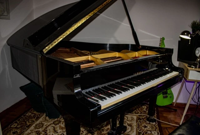Yamaha G5 grand piano, fully refurbished, glossy black 
