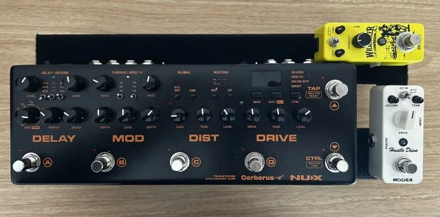 Cerberus + 2 pedals + pedalboard 