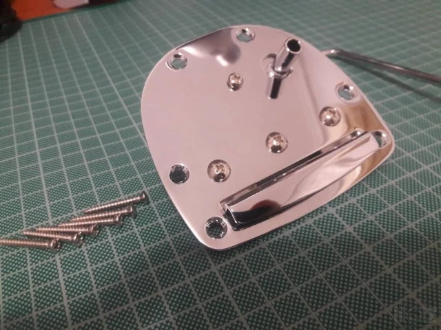 Πωλείται tremolo  για JAZZMASTER