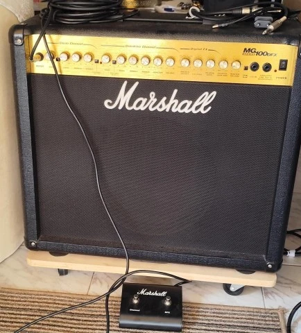 ΕΝΙΣΧΥΤΗΣ ΚΙΘΑΡΑΣ MARSHALL MG 100DFX
