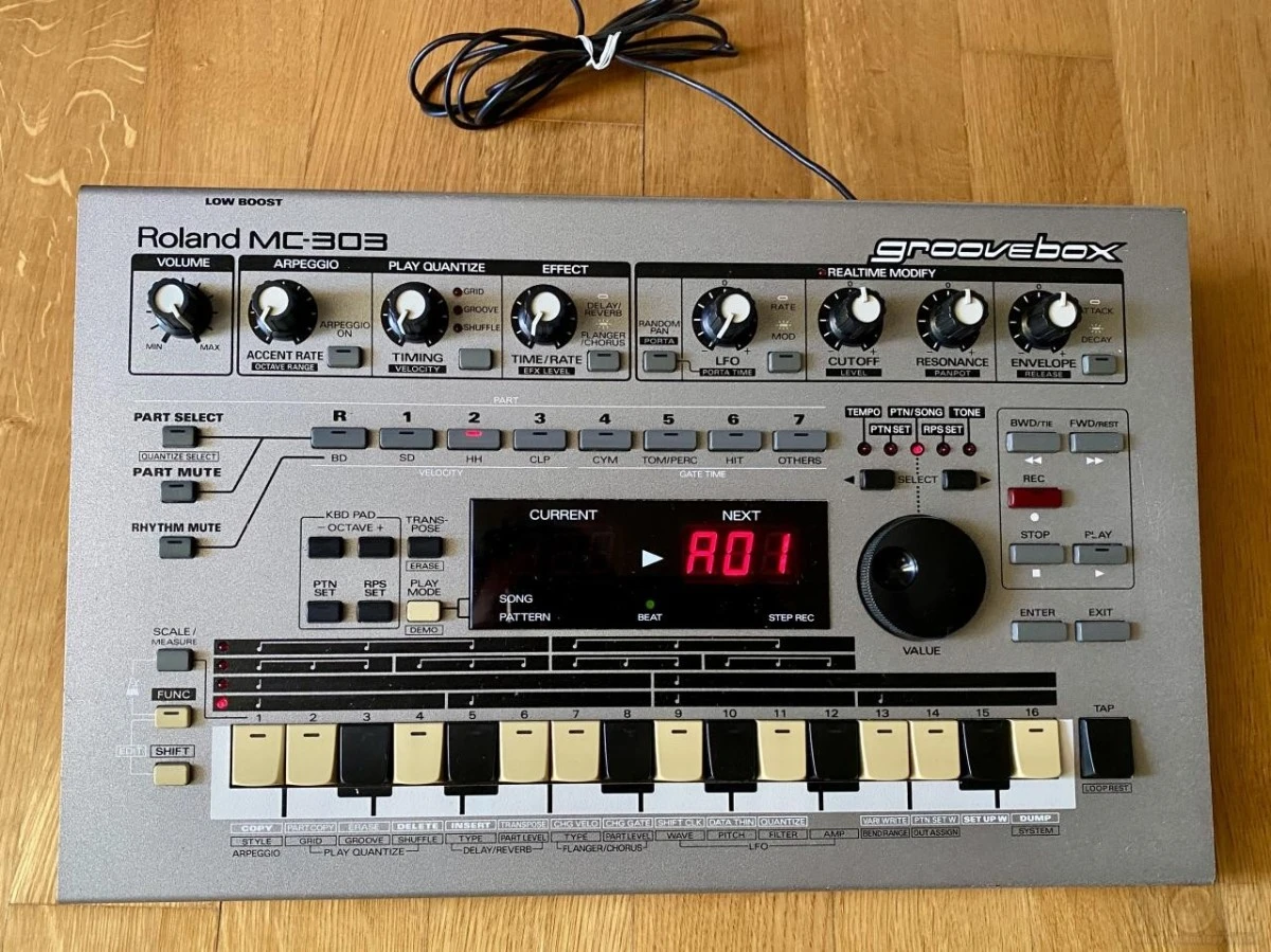 roland-mc-303-groovebox-