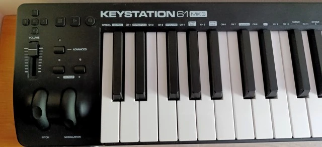  M-Audio Keystation 61 midi controller 