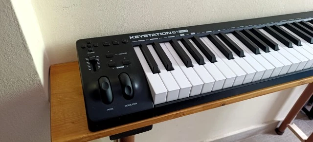  M-Audio Keystation 61 midi controller 
