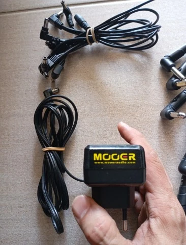 Τροφοδοτικο mooer(9v-2A)+D'addario cables+daisy chain