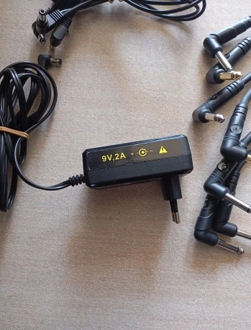 Τροφοδοτικο mooer(9v-2A)+D'addario cables+daisy chain