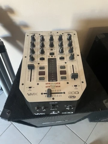 1 BEHRINGER PRO MIXER VMX200