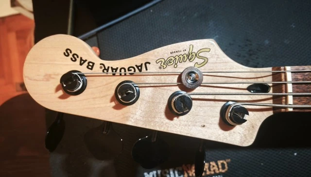 Squier Jaguar Bass 