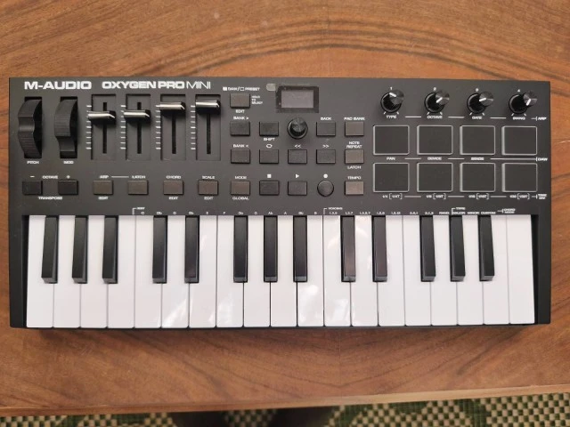 M-Audio Oxygen Pro Mini – Σε άριστη,καινούρια κατάσταση