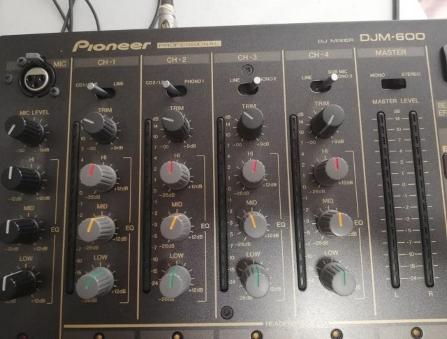 Pioneer - PROFESSIONAL DJM-600