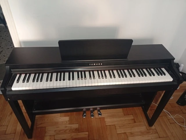 YAMAHA CLAVINOVA CLP-525 B