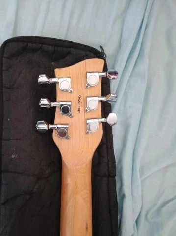Höfner Shorty Red (+θήκη +ζωνη)