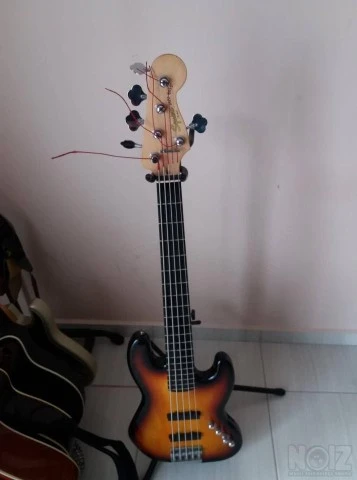 Squire Jazz bass Deluxe Active 5 string