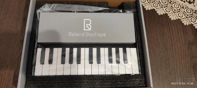 Roland jp08 boutique synthesizer