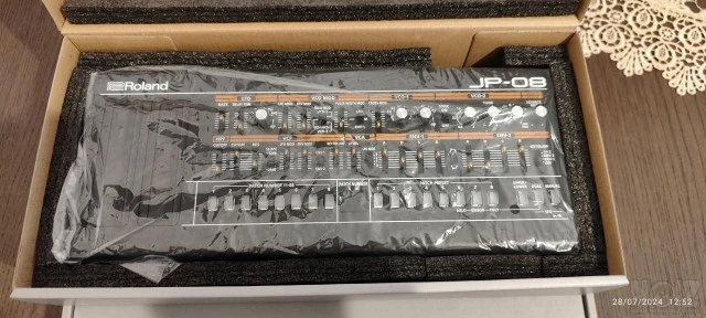 Roland jp08 boutique synthesizer