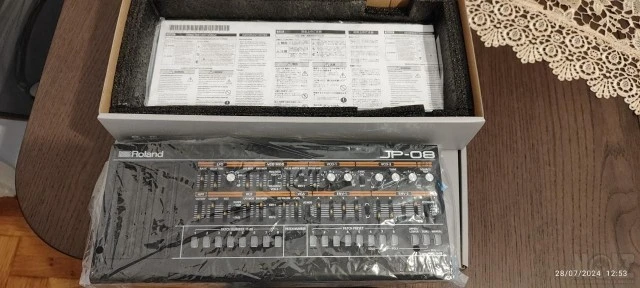 Roland jp08 boutique synthesizer