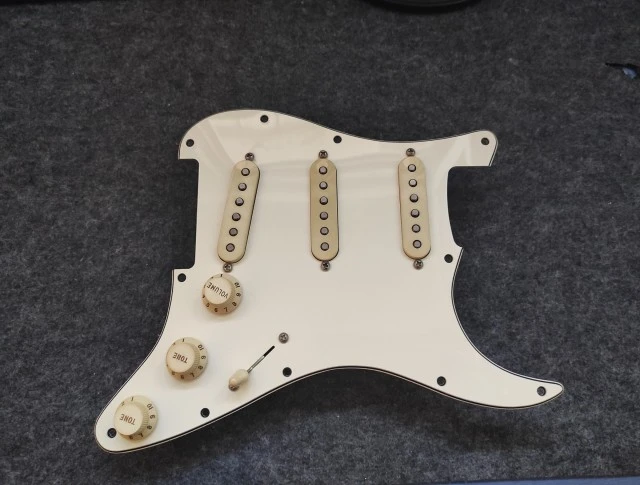 Loaded Pickguard SSS - Fender Player 