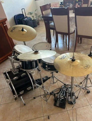 Custom gloss black millenium drum set.