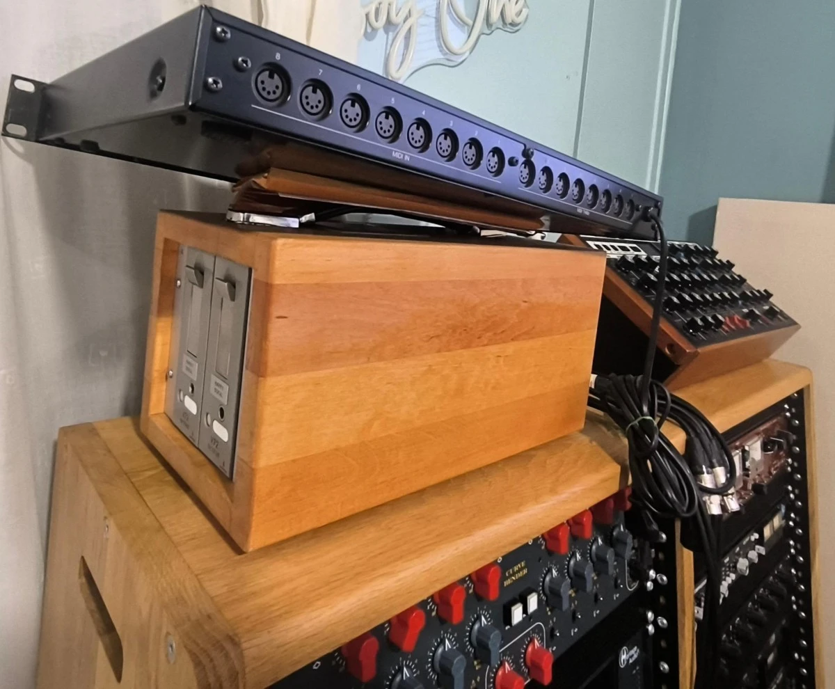 YAMAHA MJC8 (MIDI junction controller)