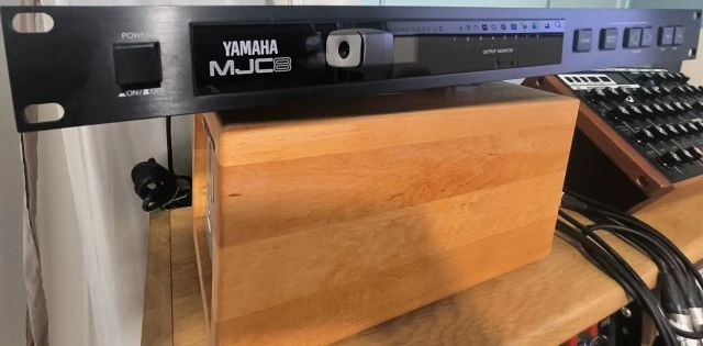 YAMAHA MJC8 (MIDI junction controller)