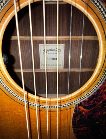 Πωλείται Ακουστική Martin D-16 σε άριστη κατάσταση.
