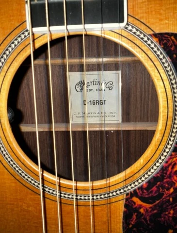 Πωλείται Ακουστική Martin D-16 σε άριστη κατάσταση.