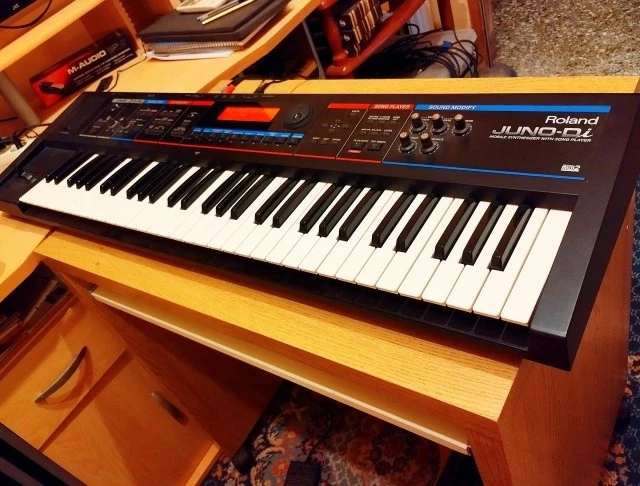 Roland Juno Di synthesizer 