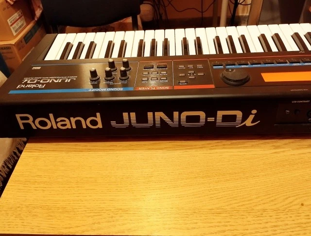 Roland Juno Di synthesizer 