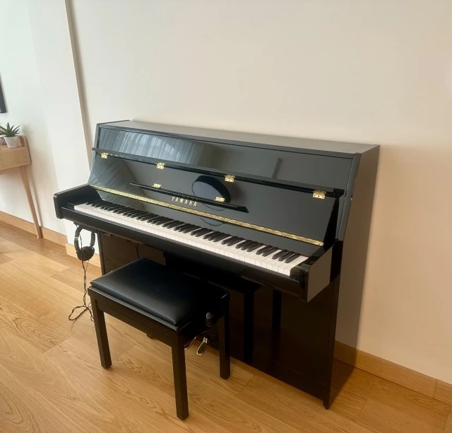 YAMAHA B-1SC3 PE Silent Όρθιο Πιάνο Μαύρο με σκαμπό 