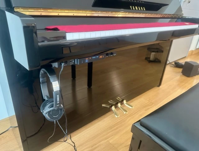YAMAHA B-1SC3 PE Silent Όρθιο Πιάνο Μαύρο με σκαμπό 