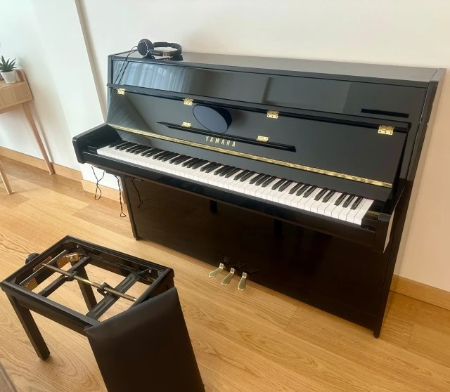 YAMAHA B-1SC3 PE Silent Όρθιο Πιάνο Μαύρο με σκαμπό 