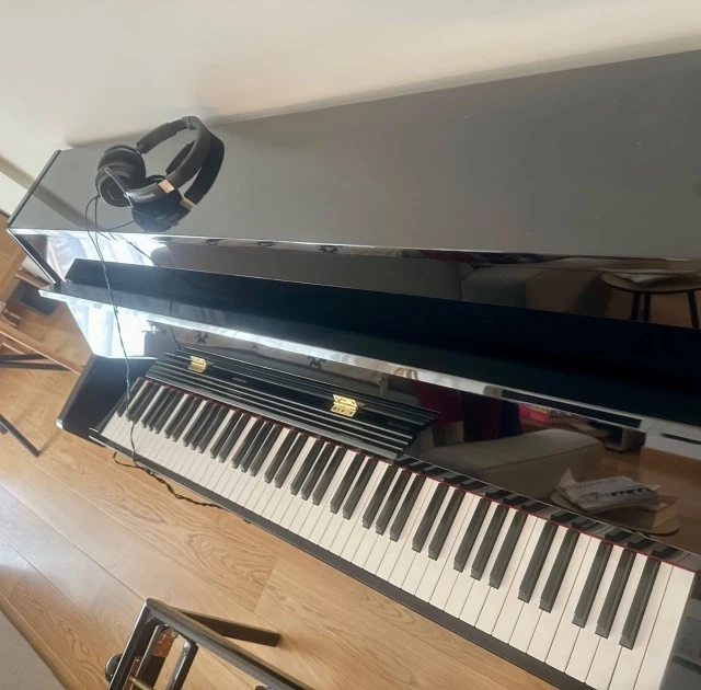 YAMAHA B-1SC3 PE Silent Όρθιο Πιάνο Μαύρο με σκαμπό 