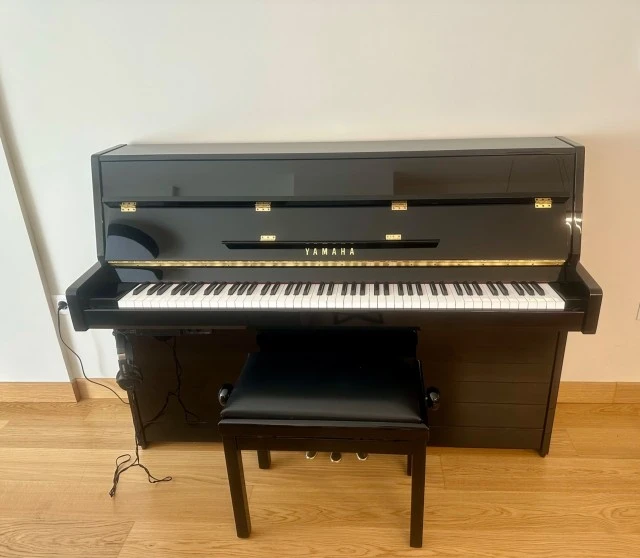 YAMAHA B-1SC3 PE Silent Όρθιο Πιάνο Μαύρο με σκαμπό 