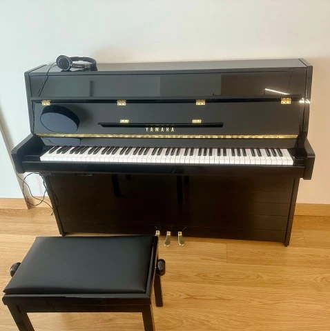 YAMAHA B-1SC3 PE Silent Όρθιο Πιάνο Μαύρο με σκαμπό 