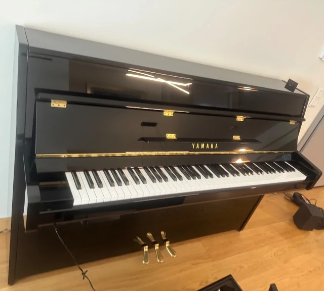 YAMAHA B-1SC3 PE Silent Όρθιο Πιάνο Μαύρο με σκαμπό 