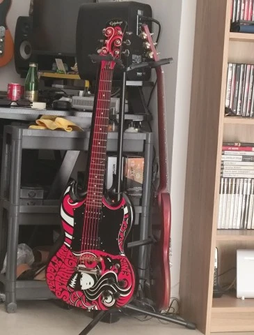 EPIPHONE SG EMILY THE STRANGE.
