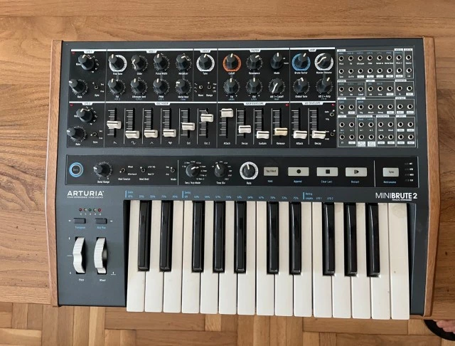 Πωλείται Arturia MiniBrute 2 σε άριστη κατάσταση
